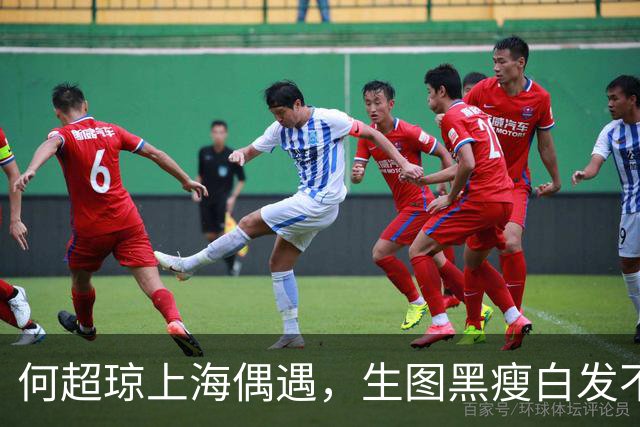 何超琼上海偶遇，生图黑瘦白发不遮仅带一保镖，64岁穿增高鞋抢眼
